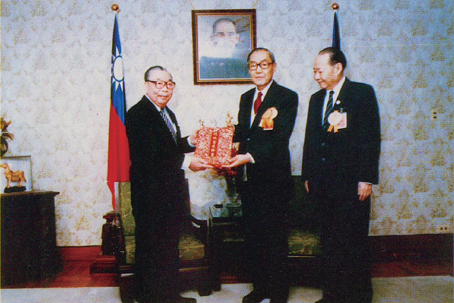 国民大会総統選挙の大会主催者の孔徳成、及び副総統選挙の大会主催者代理の郭驥が当選証書を総統へ授与しました。
