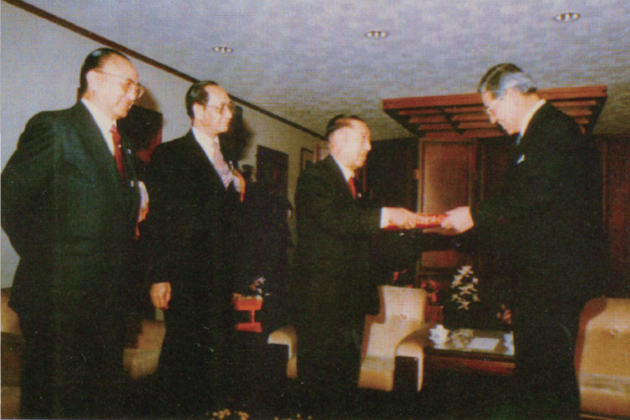 国民大会総統選挙の大会主催者の孔徳成、及び副総統選挙の大会主催者代理の郭驥が当選証書を副総統へ授与しました。