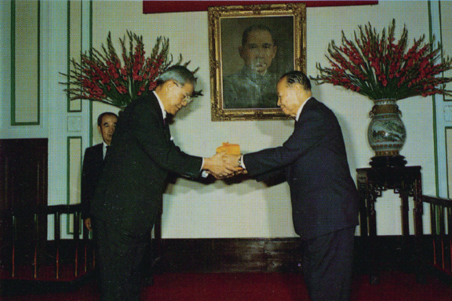 國民大會主席何宜武代表國民大會授與總統印信。